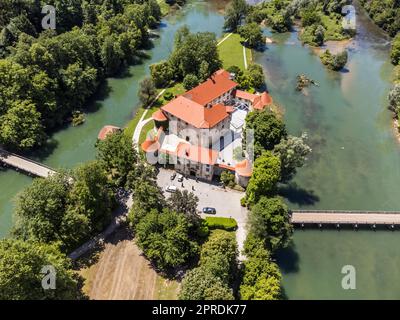 Romantisches Schloss Otocec am Fluss Krka in Slowenien. Drohnenansicht. Stockfoto