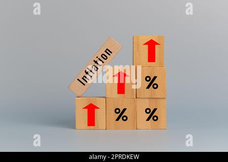 Holzwürfel Inflation und Pfeil rot mit Holzwürfel Prozentsatz Symbol auf dem Hintergrund und kopieren Raum.Business Finance Konzepte. Stockfoto