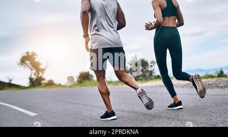 Man braucht keine Ausrüstung, um fit zu werden. Nahaufnahme eines sportlichen Paares, das gemeinsam im Freien trainiert. Stockfoto