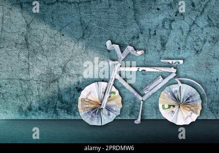 Elektrofahrrad aus Banknoten für Gutschein Stockfoto