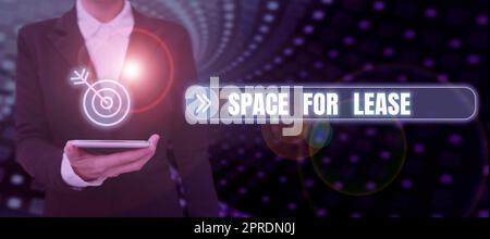 Konzeptioneller Beschriftungsbereich für Leasing. Konzept bedeutet, dass der Standort für gewerbliche Zwecke vermietbar ist. Geschäftsmann mit Tablet und Stift, der auf neue Daten verweist und diese präsentiert Stockfoto
