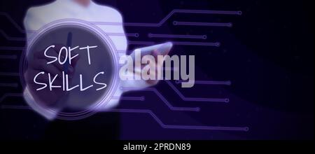 Handschriftliches Schild Soft Skills. Ein Wort, das auf einem persönlichen Attribut geschrieben ist, ermöglicht eine effektive Interaktion mit anderen Geschäftsleuten, die einen Schreibblock im Anzug halten, der für erfolgreiche Teamarbeit steht. Stockfoto