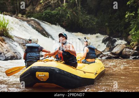 Tun Sie etwas, das Sie ängstigt. Eine Gruppe von Freunden aus Fluss Rafting an einem sonnigen Tag. Stockfoto