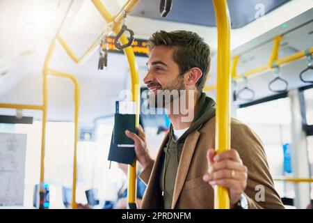 Hes genießt die Busfahrt. Ein hübscher junger Mann auf seinem morgendlichen Bus pendeln. Stockfoto