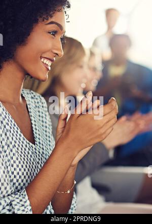 Hier lernen wir, die Qualität unseres Geschäfts zu verbessern. Eine Gruppe verschiedener Geschäftsleute klatscht während eines Seminars. Stockfoto