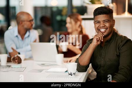 Aufgeregter, ehrgeiziger und motivierter Geschäftsmann bei Teambesprechungen, Gruppenschulungen und Strategiediskussionen in der Vorstandsetage. Portrait von Lächeln, glücklich und kreativ inspiriert mit einer Innovationsvision Stockfoto