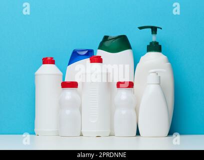 Leere weiße Kunststoffflaschen für Kosmetika und andere flüssige Substanzen Stockfoto