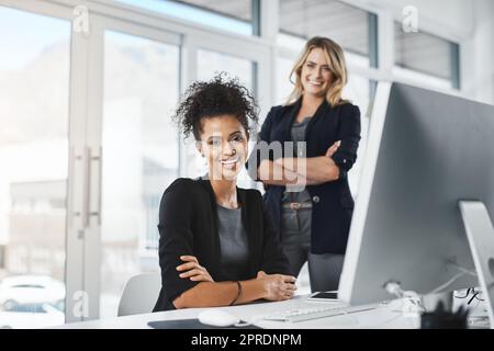 Es ist erstaunlich, wie weit Leidenschaft Sie bringen kann. Porträt zweier Geschäftsfrauen, die in einem Büro zusammenarbeiten. Stockfoto