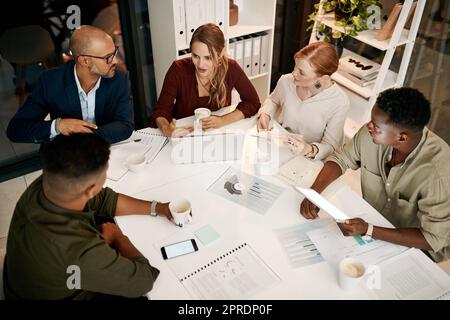 Besprechung, Planung und Strategie mit einem Business-Team oder einer Gruppe von Kollegen im Vorstand während eines Gesprächs über Mission und Vision. Vielseitige Fachleute, die Papierarbeit von oben lesen Stockfoto