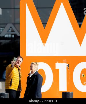 ROTTERDAM - Orangene Fans kommen am Rotterdamer Hauptbahnhof an, um an der Feier des Königstags teilzunehmen. Der Besuch der königlichen Familie in der Stadt kennzeichnete Willem-Alexanders zehnjährige Herrschaft. ANP IRIS VAN DEN BROEK niederlande raus - belgien raus Stockfoto