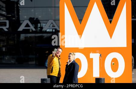 ROTTERDAM - Orangene Fans kommen am Rotterdamer Hauptbahnhof an, um an der Feier des Königstags teilzunehmen. Der Besuch der königlichen Familie in der Stadt kennzeichnete Willem-Alexanders zehnjährige Herrschaft. ANP IRIS VAN DEN BROEK niederlande raus - belgien raus Stockfoto