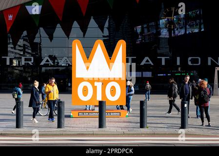 ROTTERDAM - Orangene Fans kommen am Rotterdamer Hauptbahnhof an, um an der Feier des Königstags teilzunehmen. Der Besuch der königlichen Familie in der Stadt kennzeichnete Willem-Alexanders zehnjährige Herrschaft. ANP IRIS VAN DEN BROEK niederlande raus - belgien raus Stockfoto