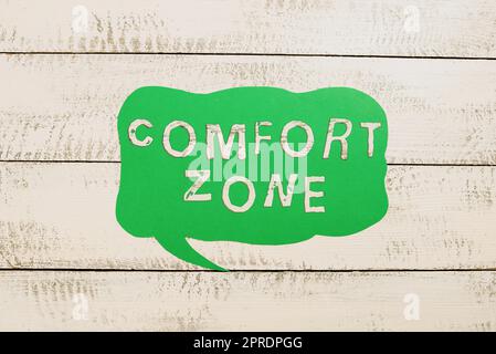 Konzeptionelle Darstellung Comfort Zone. Ein Wort für eine Situation, in der man sich sicher fühlt oder sich wohl fühlt, wenn die Sprechblase „Control Speech Bubble“ auf dem Boden steht und wichtige Informationen darin geschrieben sind. Stockfoto