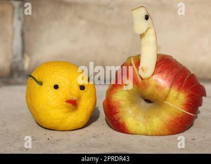 Tierförmige Dekorationen aus Früchten Stockfoto