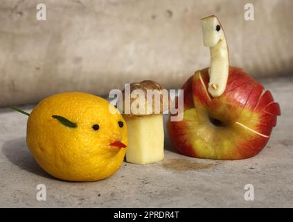 Tierförmige Dekorationen aus Obst und Gemüse Stockfoto