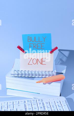 Schild mit der Aufschrift „Bully Free Zone“. Konzeptionelles Foto Respekt vor anderen Mobbing ist hier nicht erlaubt wichtige Mitteilungen, die auf einem Blatt Papier mit Büchern auf dem Schreibtisch präsentiert werden. Stockfoto