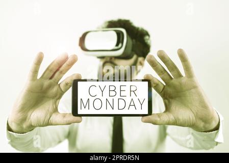 Handschriftliches Schild Cyber Monday. Word for Marketing Term für Montag nach dem Thanksgiving-Feiertag im US-amerikanischen man Holding-Mobiltelefon mit wichtigen Nachrichten und mit VR-Brille. Stockfoto