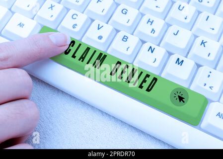 Textschild, das den Antrag abgelehnt anzeigt. Das Wort, das über die beantragte Rückzahlung der Rechnung geschrieben wurde, wurde -49186 abgelehnt Stockfoto