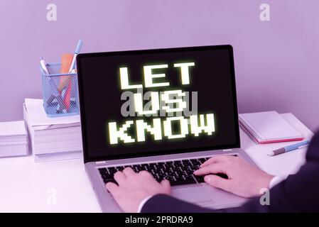 Textunterschrift präsentiert „Teilen Sie uns mit“. Geschäftsübersicht Informationen über eine Situation Halten Sie Kontakt Kontakt Bitten Sie um Rat Geschäftsfrau, die aktuelle Updates auf der Laptop-Tastatur am Schreibtisch eingibt. Stockfoto