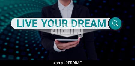 Textunterschrift für „Live Your Dream“. Ein Wort über Motivation sei erfolgreich Inspiration Glück Ziele erreichen Geschäftsmann im Anzug hält die Hand offen und symbolisiert erfolgreiche Teamarbeit. Stockfoto