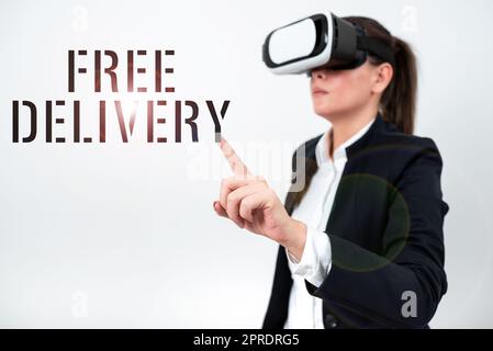 Schild mit der Aufschrift „Gratis Delivery“ ( Ein Wort auf dem Versandpaket Cargo Courier Distribution Center zerbrechliche Frau mit VR-Brille, die mit einem Finger auf eine wichtige Nachricht zeigt. Stockfoto