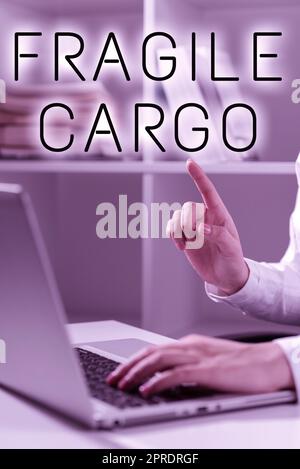 Begriffliche Beschriftung Fragile Cargo. Wort auf zerbrechlichem Griff mit Care Luftpolsterfolie Glass Hazardous Goods Frau schreibt Updates auf Laptop und zeigt mit einem Finger auf neue Ideen. Stockfoto