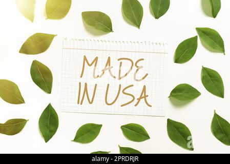 Handgeschriebener Text hergestellt in den USA. Geschäftskonzept amerikanische Marke USA hergestelltes lokales Produkt Notizbuch mit frischen Blättern für kreative Einladungen und Karten. Stockfoto