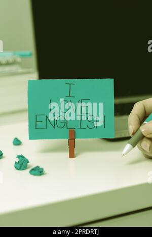 Handschriftlich auf "I Love English". Wort für Zuneigung zu internationaler Sprache Grammar Geschäftsmann im Anzug hält Hand offen und symbolisiert erfolgreiche Teamarbeit. Stockfoto