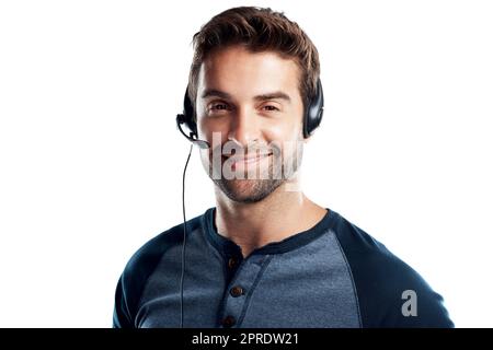 Guten Tag, Sie sprechen mit... Studioporträt eines hübschen jungen Mannes, der ein Headset vor einem weißen Hintergrund verwendet. Stockfoto