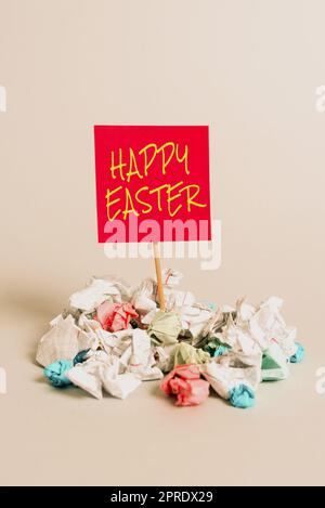 Konzeptausstellung Happy Easter. Internet Concept Christian Festmahl zum Gedenken an die Auferstehung von Jesus Papier umhüllt wichtige Informationen, die auf einem Stück Holz festgeklebt sind. Stockfoto