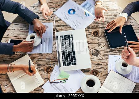 Willkommen beim Brainstorm-Sturm. Aufnahmen aus dem Blickwinkel einer Gruppe von nicht wiedererkennbaren Geschäftsleuten, die während des Tages an einem Tisch in einem Café sitzen. Stockfoto