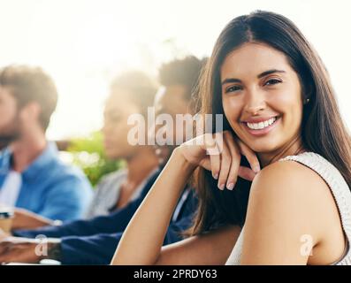 Es hilft, sich ein wenig vom Büro zu trennen. Porträt einer jungen Geschäftsfrau, die sich im Freien mit ihren Kollegen trifft. Stockfoto