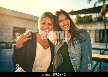 Es ist immer die beste Zeit mit meinem besten Freund. Porträt zweier Freundinnen, die den Tag draußen auf einem Dach verbringen. Stockfoto