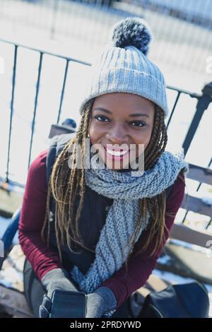 Bei jedem Wetter auf dem Punkt gestylt. Porträt einer schönen jungen Frau, die einen winterlichen Tag im Freien genießt. Stockfoto