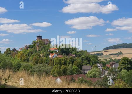 Blick auf das deutsche Dorf Trendelburg mit Schloss Stockfoto