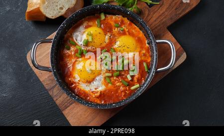 Shakshouka, Eier pochiert in Sauce von Tomaten, Olivenöl, Paprika, Zwiebel und Knoblauch, mediterrane Küche Stockfoto