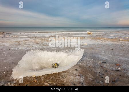 Eisbruch im Winter an der Ostseeküste bei Kuehlungsborn Stockfoto