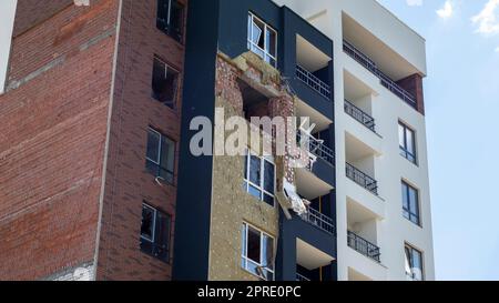 Ein Wohngebäude wurde von einer Rakete beschädigt. Löcher aus Muscheln in einem mehrstöckigen Gebäude. Folgen des Krieges mit Russland. Ukraine, Irpin - 24. Mai 2022. Stockfoto