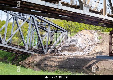 Die kaputte Eisenbahnbrücke über den Irpen River. Krieg in der Ukraine. Panorama. Die Stadt Irpin in der Region Kiew. Ukraine, Irpin - 24. Mai 2022. Stockfoto