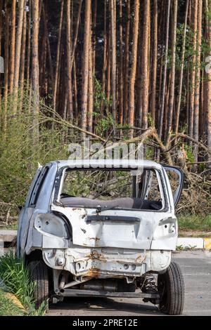 Kaputtes Auto nach Verkehrsunfall auf dem Parkplatz einer Reparaturstation. Werkstatt für Karosserieschäden im Freien. Verkauf von Versicherungswagen. Unfall auf der Straße, Auto nach einem Unfall in der Stadt. Stockfoto