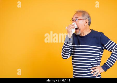 Asiatischer älterer Mann Erkältung hat Grippe und Niesen von Krankheit Virus Problem verwenden Gewebe Stockfoto