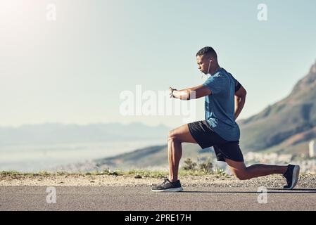 Timing seine Ausfallschritte. Ein junger, gutaussehender Mann macht Ausfallschritte im Freien. Stockfoto