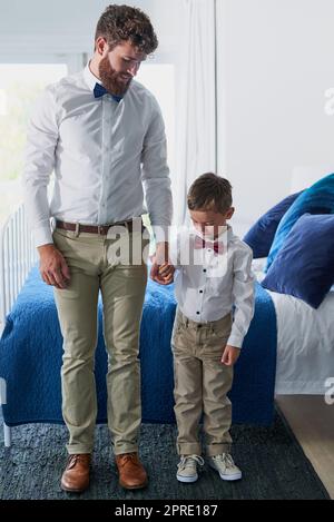 Wie ein Vater wie ein Sohn. Ein entzückender kleiner Junge und sein Vater in passenden Outfits gekleidet. Stockfoto