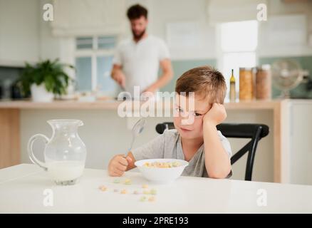 Ein kleiner Junge, der sich weigerte, zu Hause zu frühstücken. Stockfoto