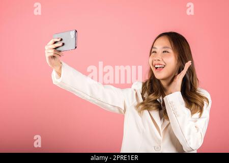 Eine lächelnde junge Frau, die ein Selfie-Foto macht Stockfoto