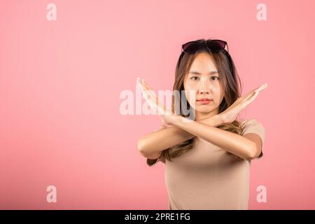 Eine unglückliche oder selbstbewusste Frau, die zwei Arme hält, sagt kein X Stoppschild Stockfoto