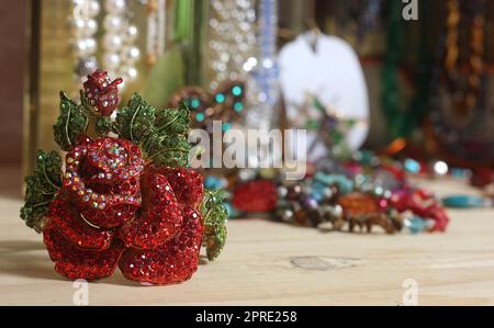 Klassisches Armband mit Rhinestone-Rosen und Schmuckkästchen im Hintergrund Stockfoto