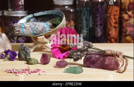 Getrocknete Blumen und Kristallsteine auf dem Meditationsaltar, oberflächlicher Freiheitsgrad Stockfoto