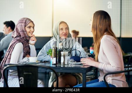 Mittagessen mit den Mädchen. Der beste Start ins Wochenende. Eine Gruppe von Frauen plaudert bei einem Kaffee in einem Café. Stockfoto