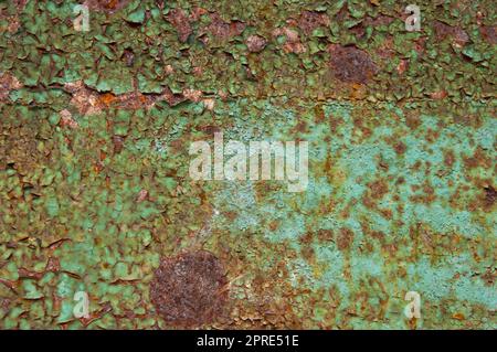 Abstrakter Grunge-Hintergrund: Abblätternde Farbe auf rostigem Eisen Stockfoto